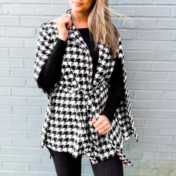 NWOT Fantastic Fawn Monochrome Houndstooth Capelet size small - Picture 1 of 2